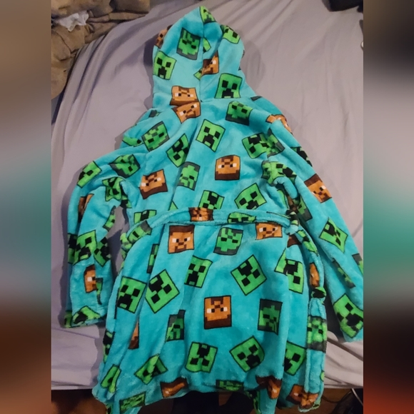 Robe - Picture 2 of 3